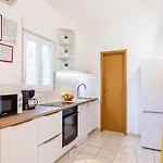 Spacious Retreat With Private Pool, Fitness Centre, And Garden - Three Bedroom Prgomet