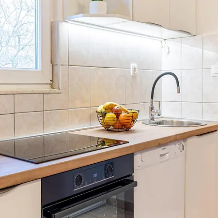 Spacious Retreat With Private Pool, Fitness Centre, And Garden - Three Bedroom Prgomet