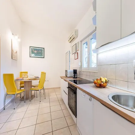 Spacious Retreat With Private Pool, Fitness Centre, And Garden - Three Bedroom * Prgomet
