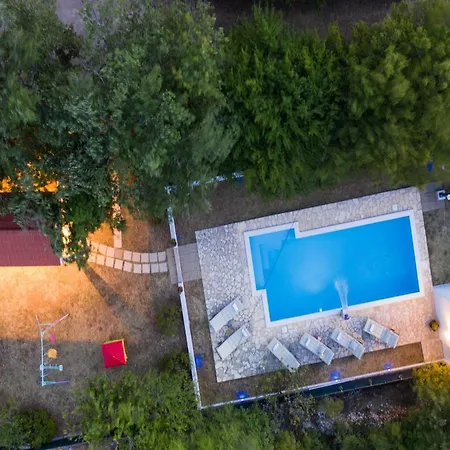 Spacious Retreat With Private Pool, Fitness Centre, And Garden - Three Bedroom *