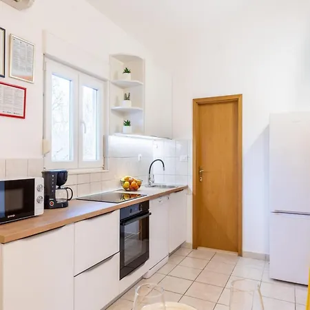 Spacious Retreat With Private Pool, Fitness Centre, And Garden - Three Bedroom Prgomet