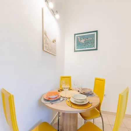 Spacious Retreat With Private Pool, Fitness Centre, And Garden - Three Bedroom * Prgomet