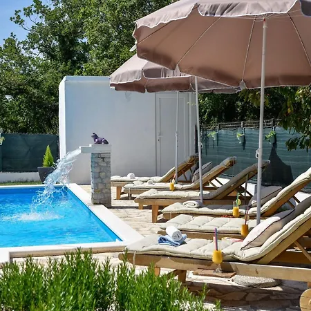 Villa Spacious Retreat With Private Pool, Fitness Centre, And Garden - Three Bedroom