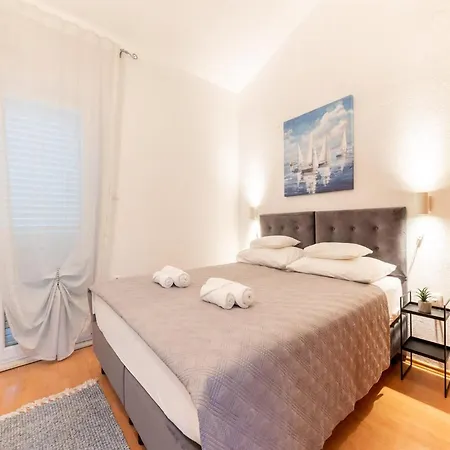 Villa Spacious Retreat With Private Pool, Fitness Centre, And Garden - Three Bedroom *
