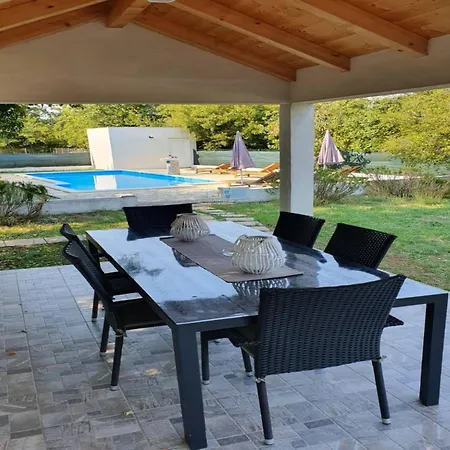 Spacious Retreat With Private Pool, Fitness Centre, And Garden - Three Bedroom * Prgomet