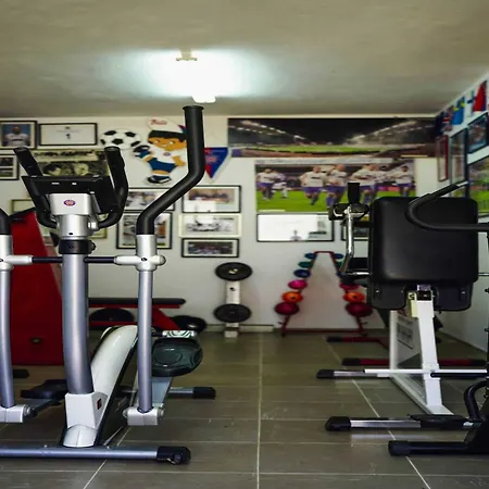 Spacious Retreat With Private Pool, Fitness Centre, And Garden - Three Bedroom * Prgomet