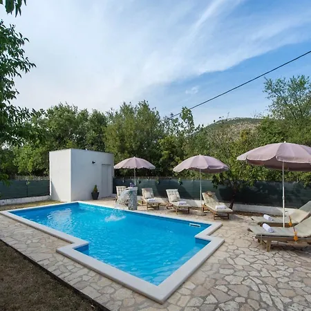 Spacious Retreat With Private Pool, Fitness Centre, And Garden - Three Bedroom * Prgomet