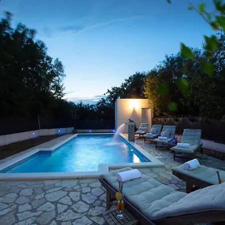 Spacious Retreat With Private Pool, Fitness Centre, And Garden - Three Bedroom