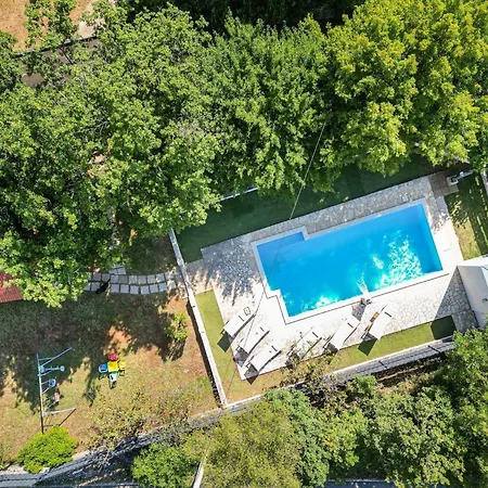 Spacious Retreat With Private Pool, Fitness Centre, And Garden - Three Bedroom *