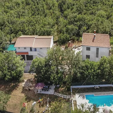 Spacious Retreat With Private Pool, Fitness Centre, And Garden - Three Bedroom Prgomet